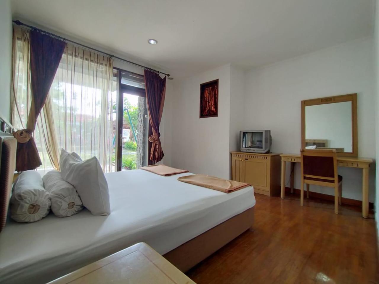 Villa Bukit Danau Lot 14 Cinengangirang Eksteriør bilde