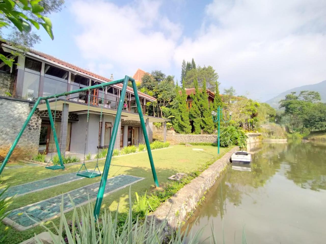 Villa Bukit Danau Lot 14 Cinengangirang Eksteriør bilde